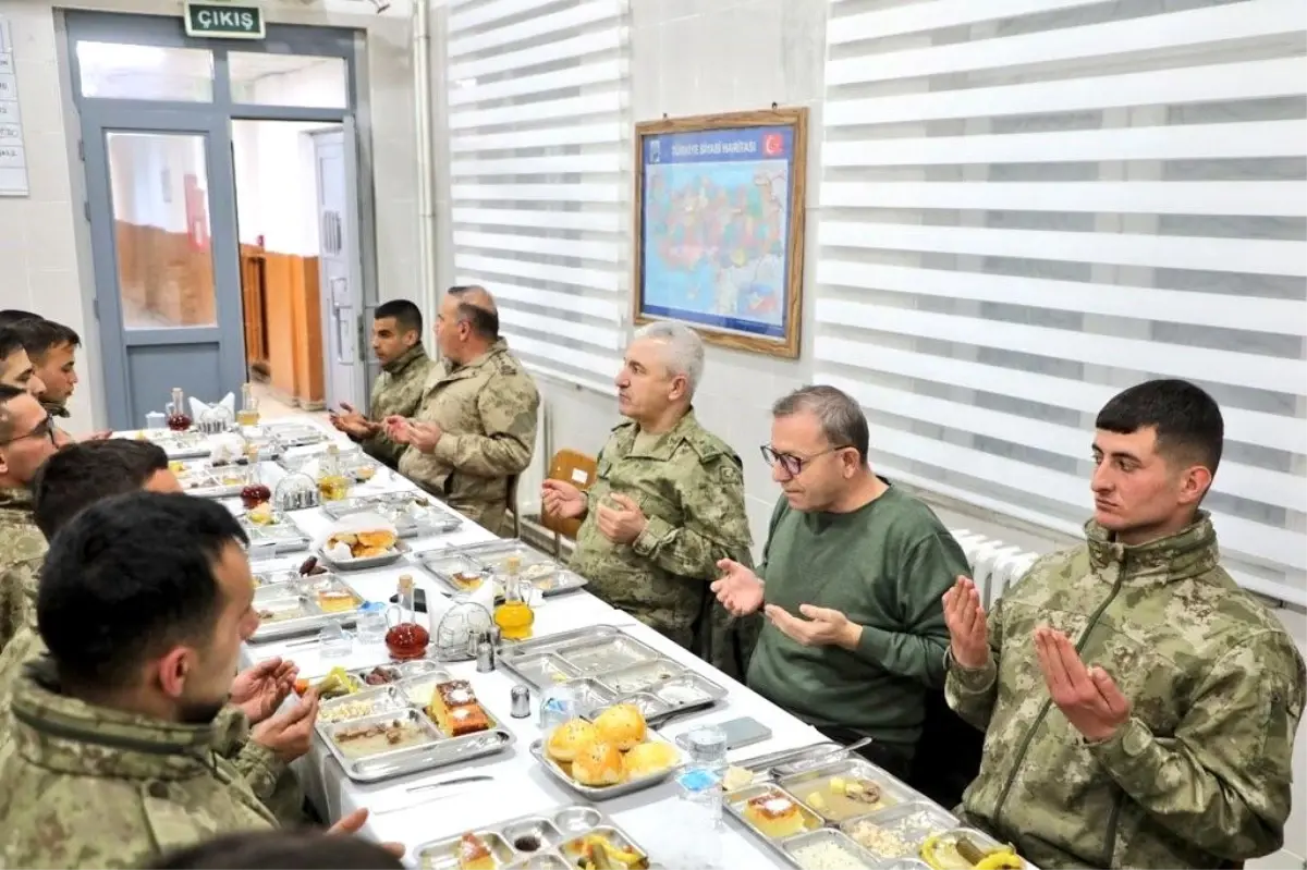 Kars Valisi Polat, iftarını sınırda Mehmetçik ile açtı