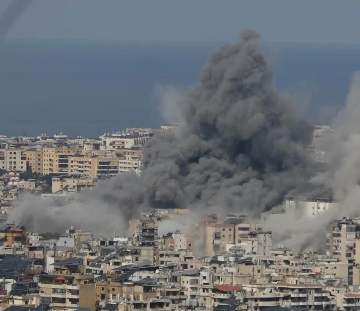 İsrail, Beyrut'taki bir otele hava saldırısı düzenledi: 4 ölü, 10 yaralı