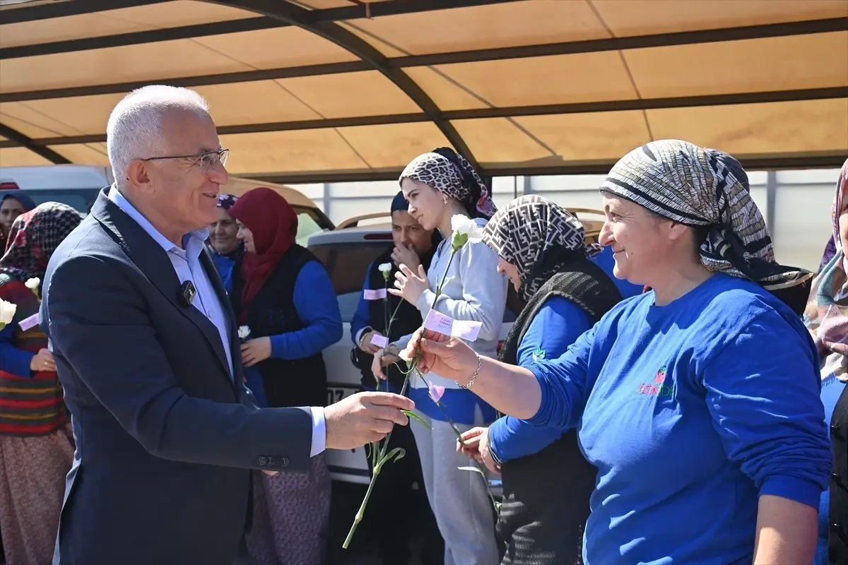 Kumluca Belediye Başkanı Avcıoğlu çalışan kadınları ziyaret etti