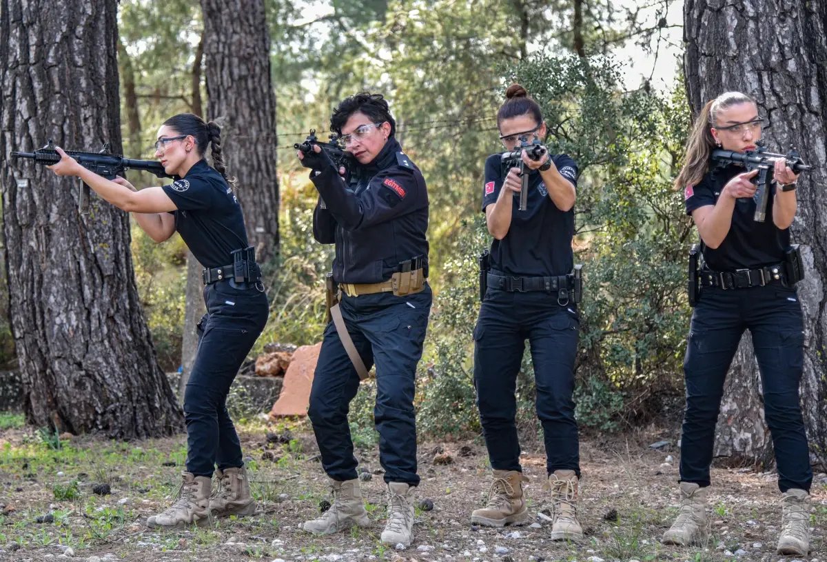 Antalya'da Kadın Atış Eğitmenleri Polislere Eğitim Veriyor