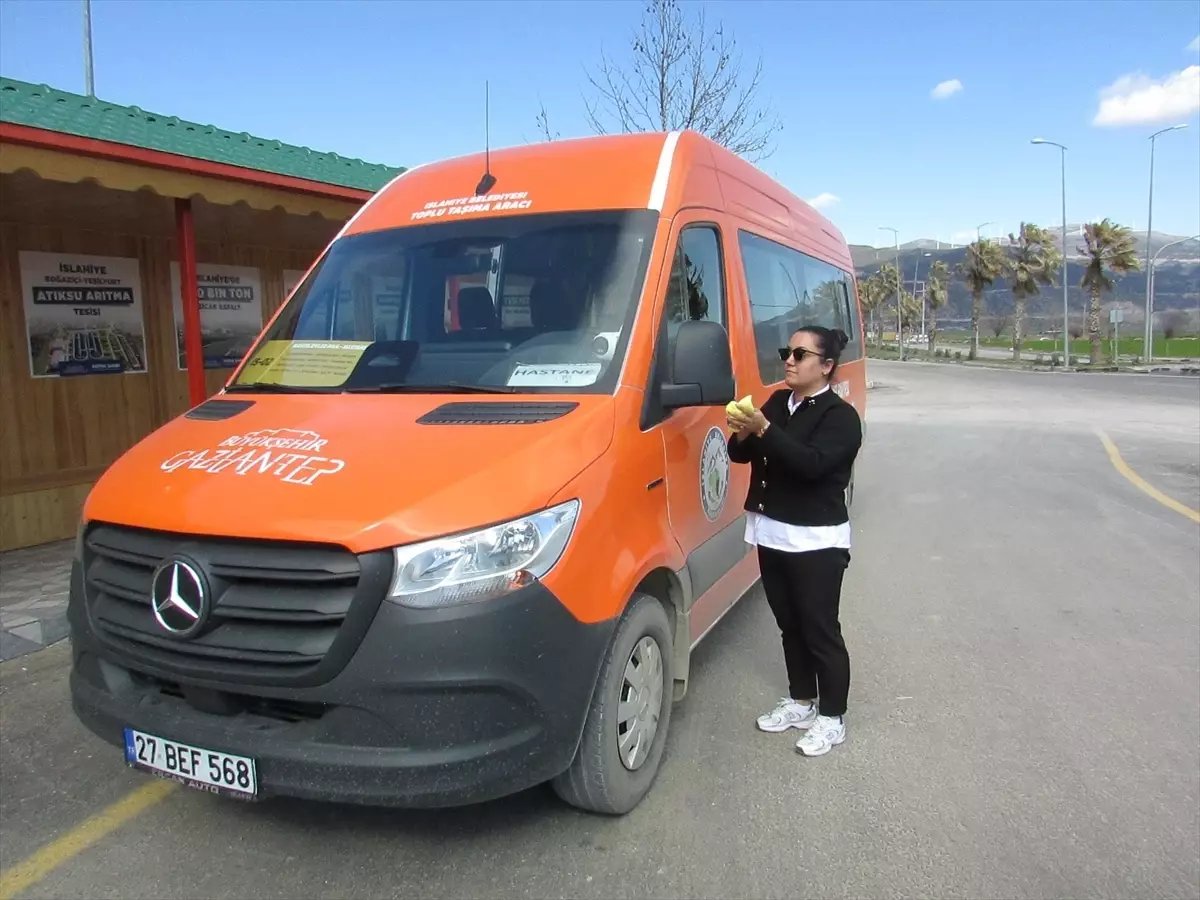 İslahiye'de kadın dolmuş şoförü direksiyon başında