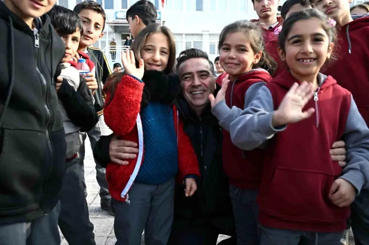 Ağrı Emniyet Müdürü Önder, öğrencilerle buluşarak polislik mesleğini tanıtıyor