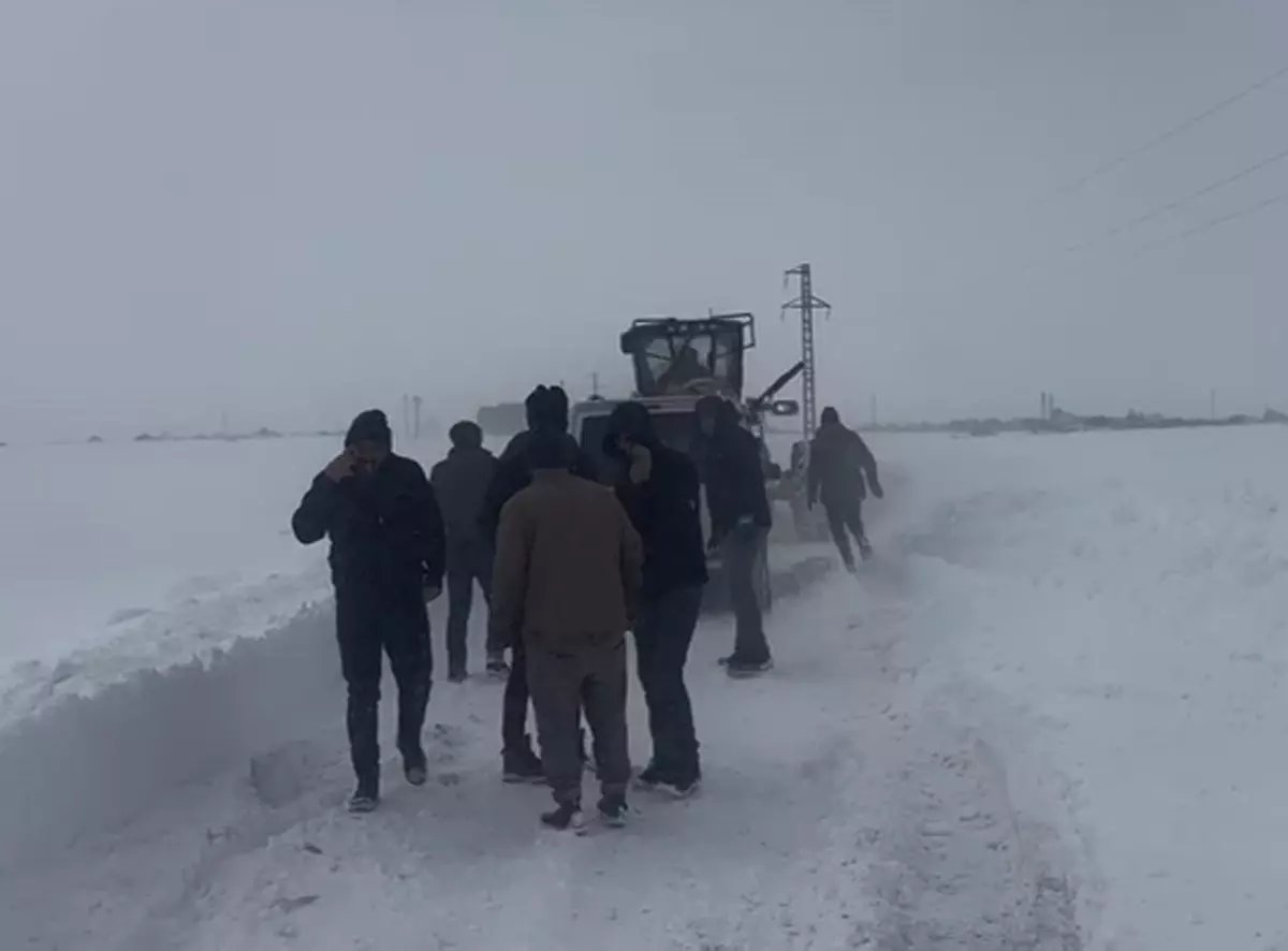 Kars'ta kara saplanan 12 araç ve içindekiler kurtarıldı