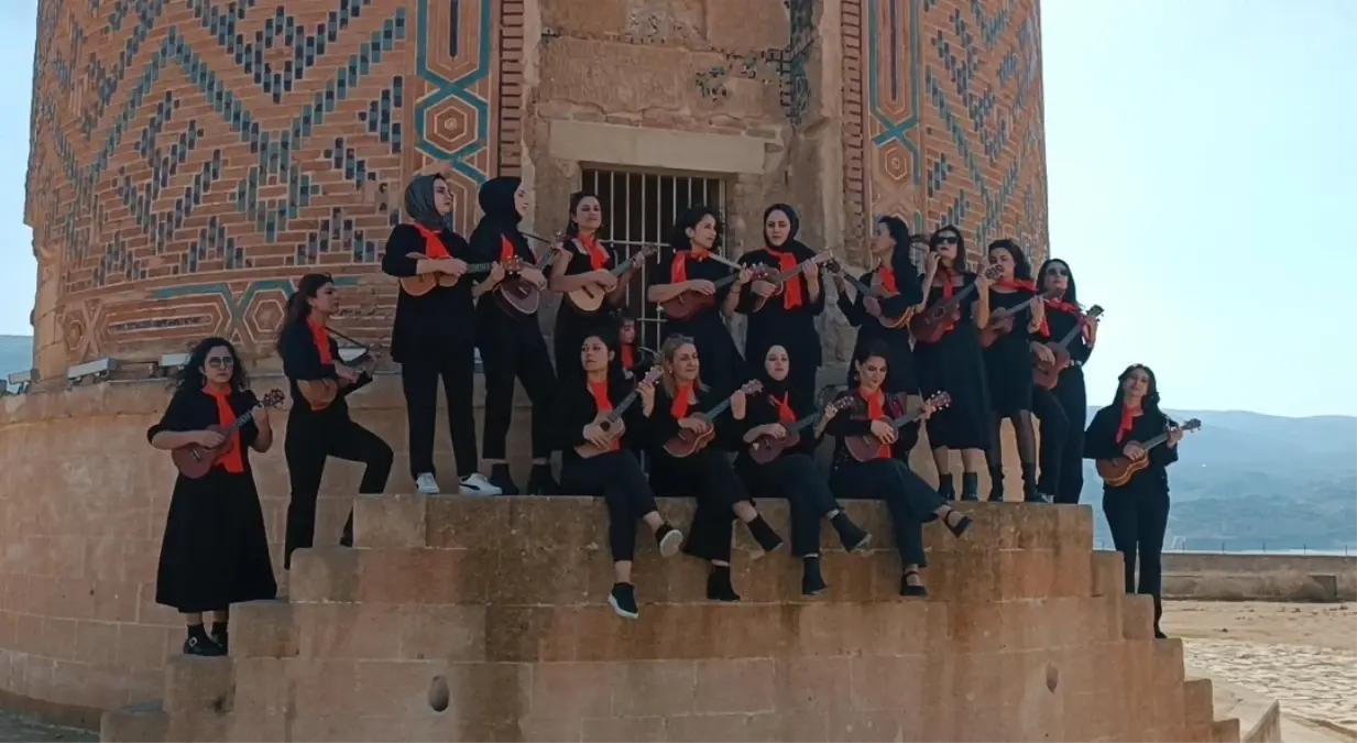 12 bin yıllık Hasankeyf'te kadınlardan ukuleleli 8 Mart etkinliği