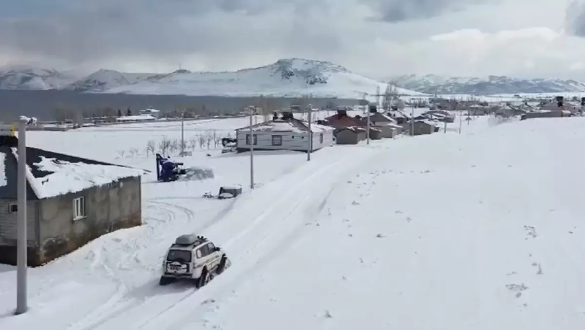 Kar ve Tipi Nedeniyle Yolu Kapanan Köyde Kadın Paletli Kar Ambulansıyla Hastaneye Ulaştırıldı