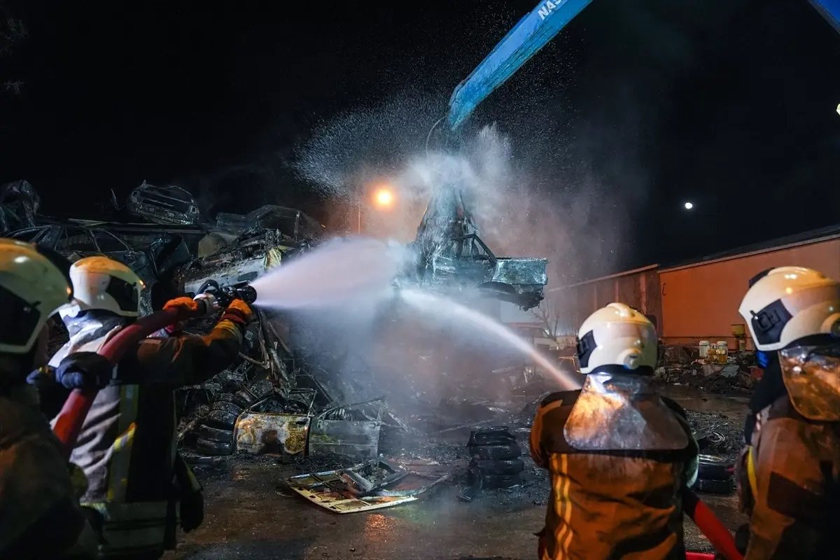 Ankara'da yanan hurda araçlardan geriye demir yığınları kaldı