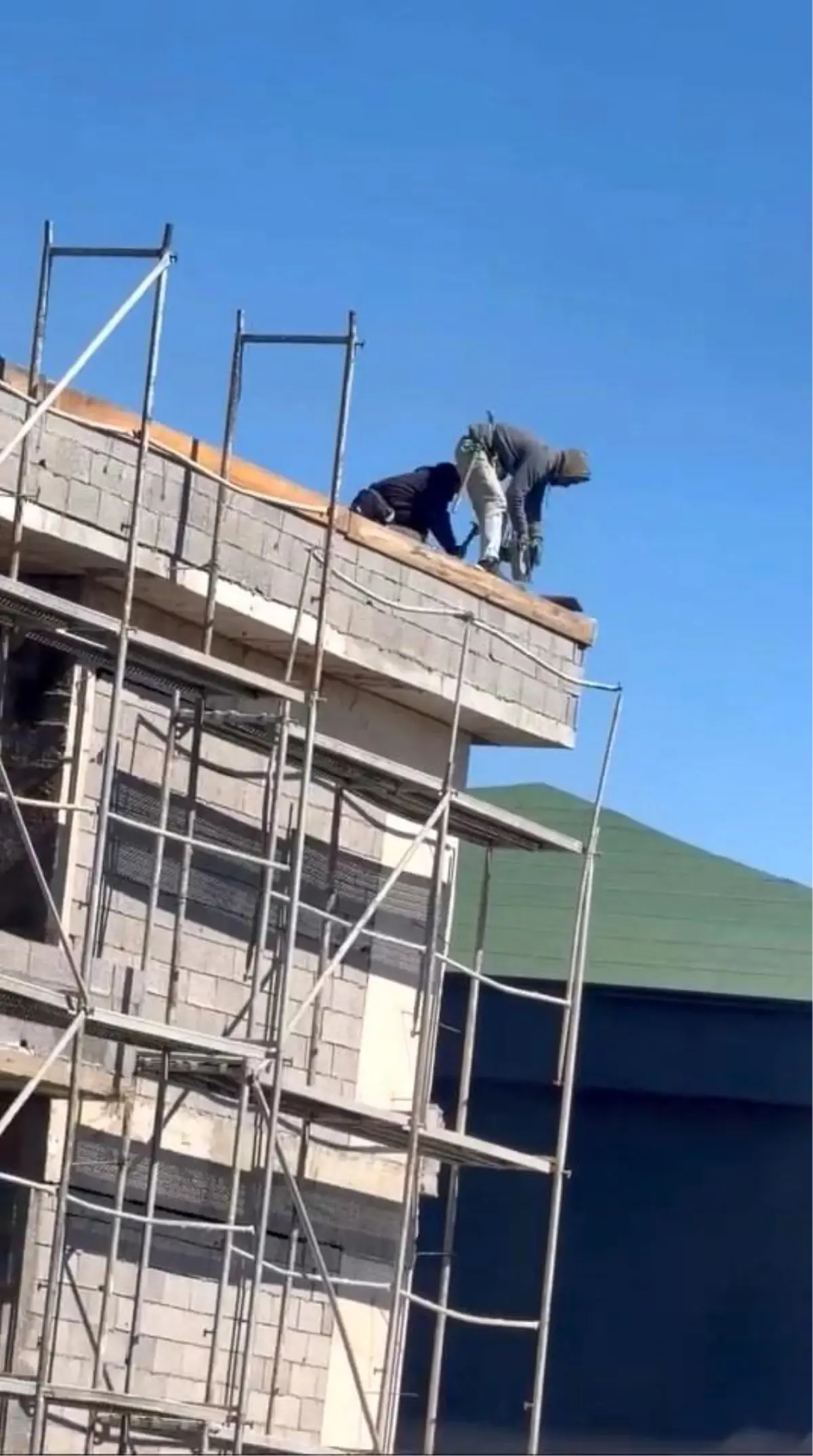 Elazığ'da işçilerin çatıda tehlikeli çalışması