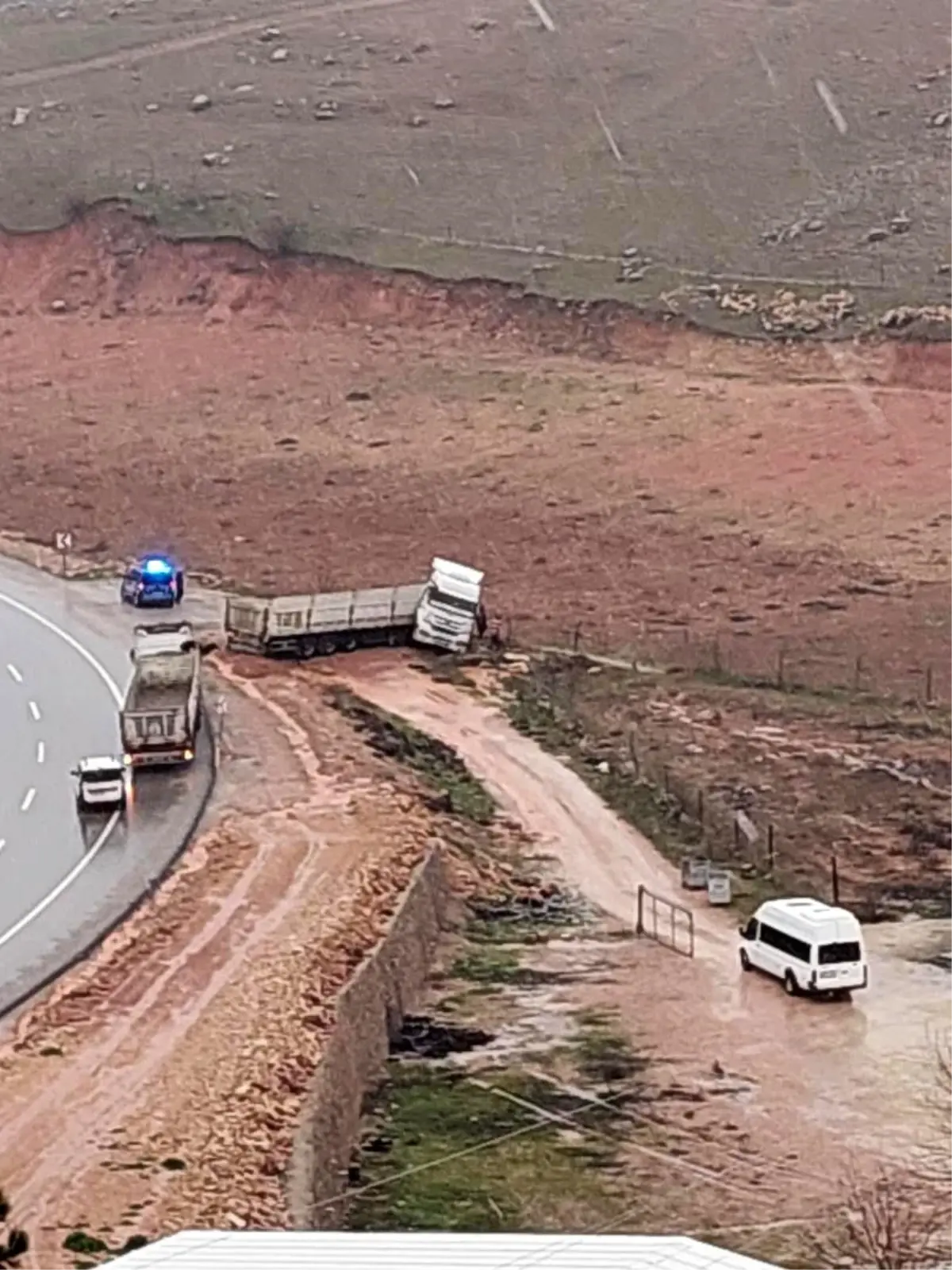 Kurtalan'da kontrolden çıkan kamyon yol kenarına savruldu