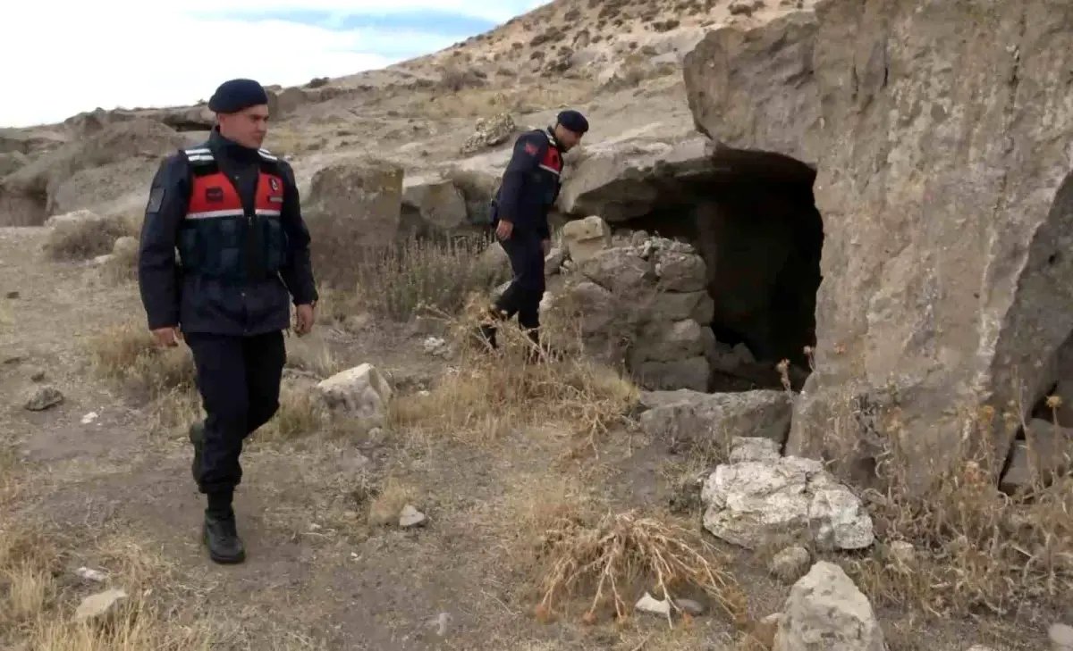 Aksaray'da jandarma ekipleri tarihi mekanlarda devriyede