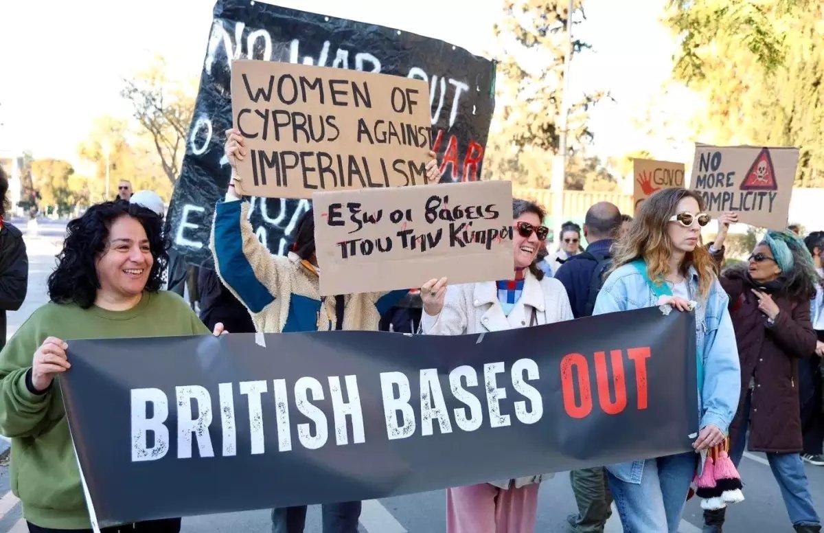 Güney Kıbrıs'ta fırlatma rampası protestosu