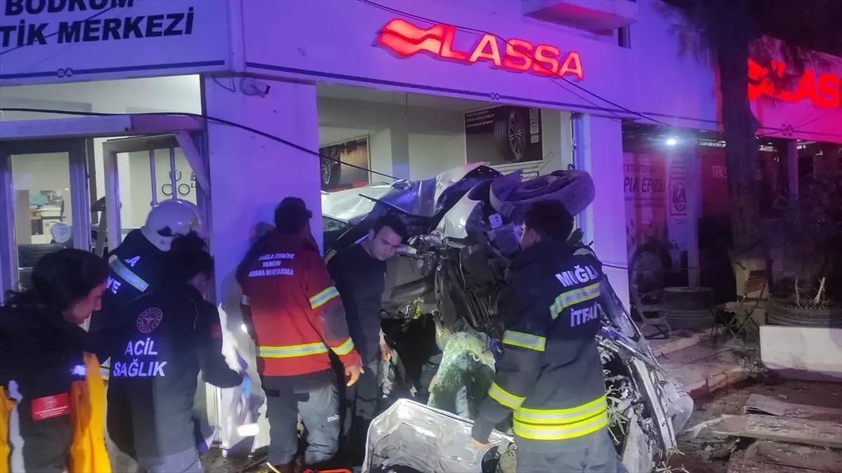 Bodrum'da kontrolden çıkıp iş yerine giren otomobildeki 3 kişi yaralandı
