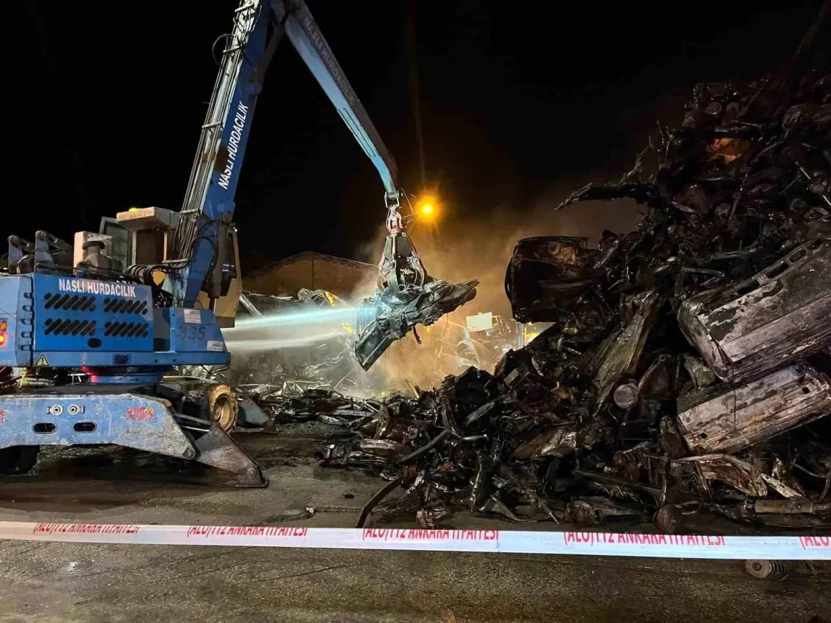 Hurdacılarda yangın paniği: Hurda araçlar alev aldı