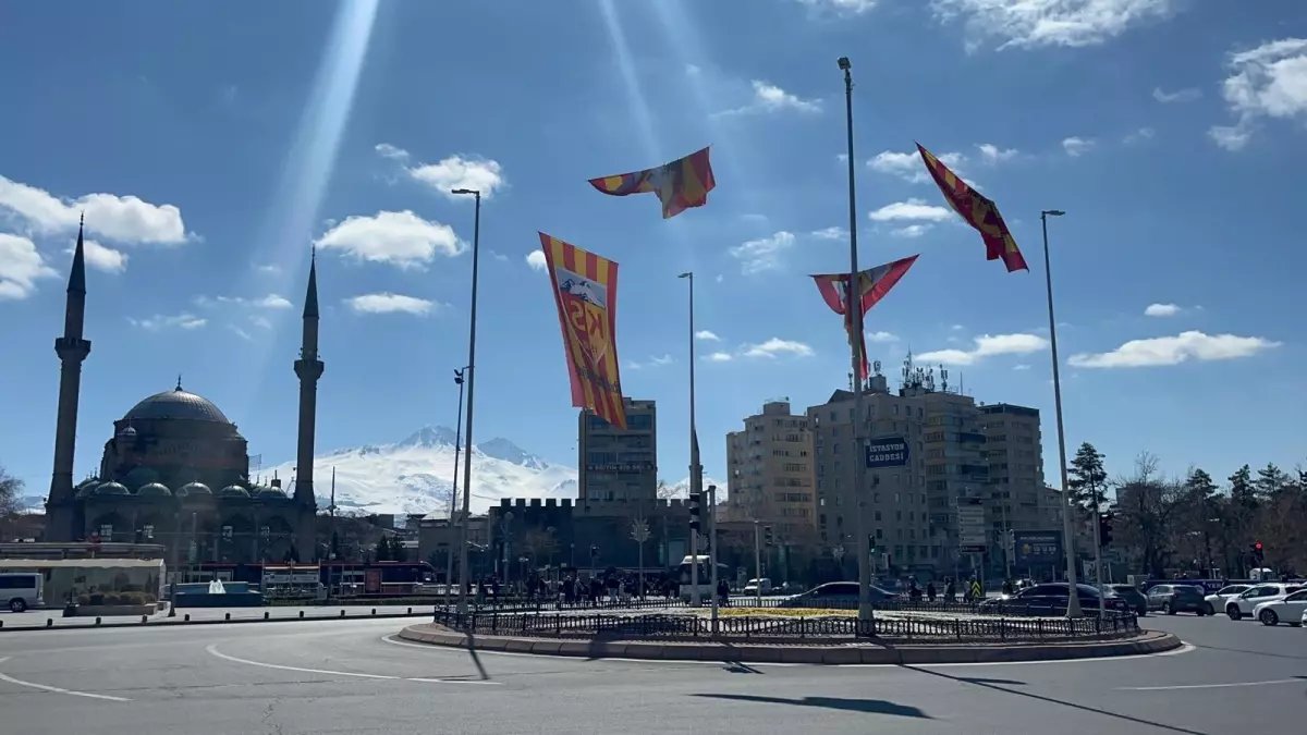 Kayserispor'un Maç Öncesi Kentte Bayrak Asma Kampanyası