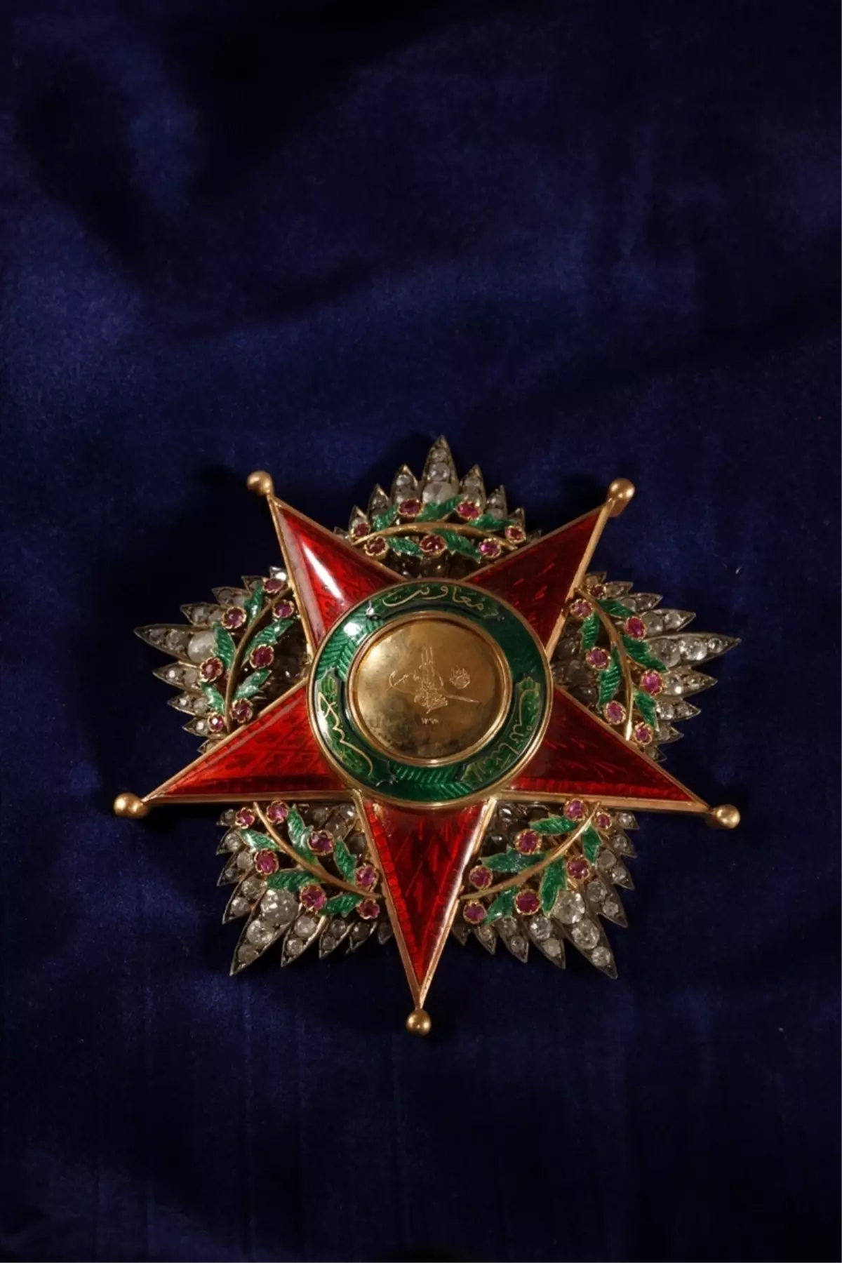 Osmanlı'nın kadınlara verdiği Şefkat Nişanı, Darphane koleksiyonunda yaşamaya devam ediyor