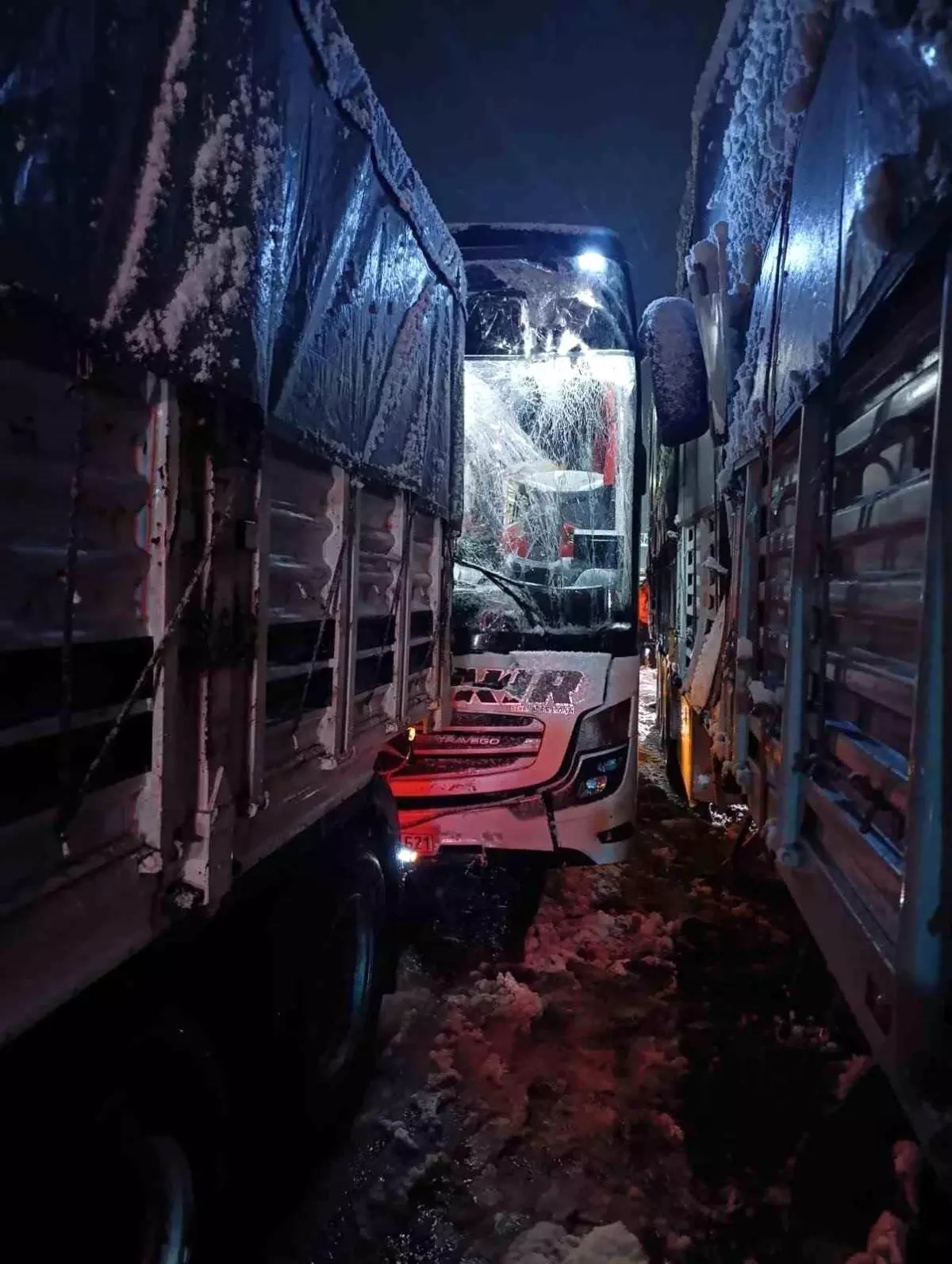 Bitlis'te otobüs tıra arkadan çarptı: 8 yaralı