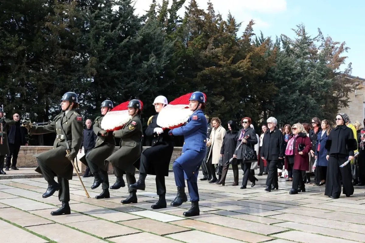 Bakan Güler'in eşi Demet Güler, kadın subaylarla Anıtkabir'i ziyaret etti