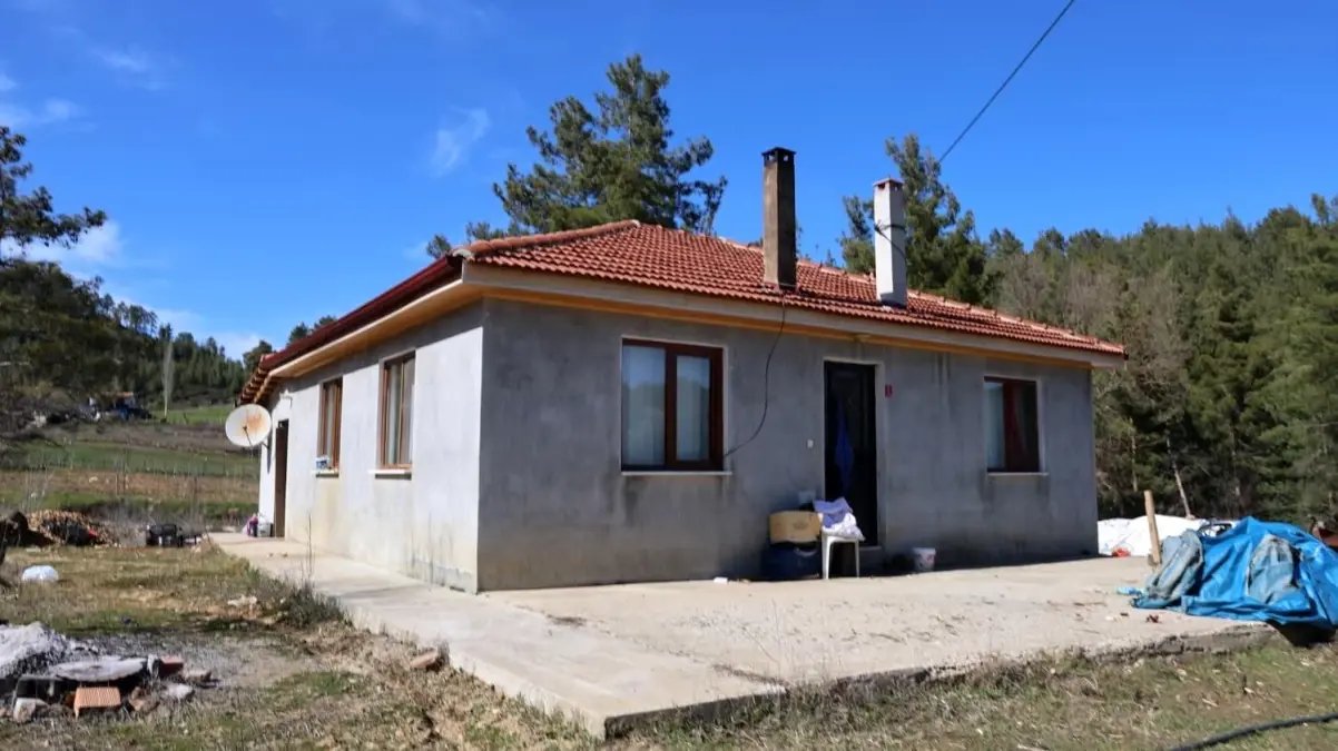 Eşlerin ölümle biten bıçaklı kavgasının ardından olayın yaşandığı ev sessizliğe büründü