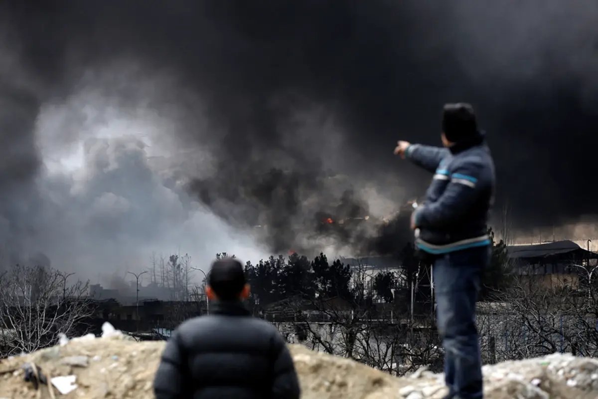 İran'da vurulan petrol deposundan dumanlar yükseliyor! Vatandaşlara kritik bir uyarı var