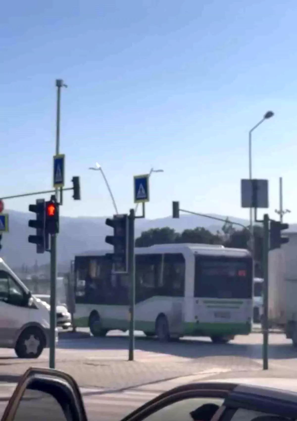 Bursa'da özel halk otobüsü ters şeride girdi