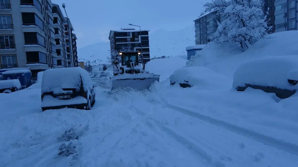 Bitlis'te Kar Yağışı: 300 Köy ve Mezra Yolu Ulaşıma Kapandı