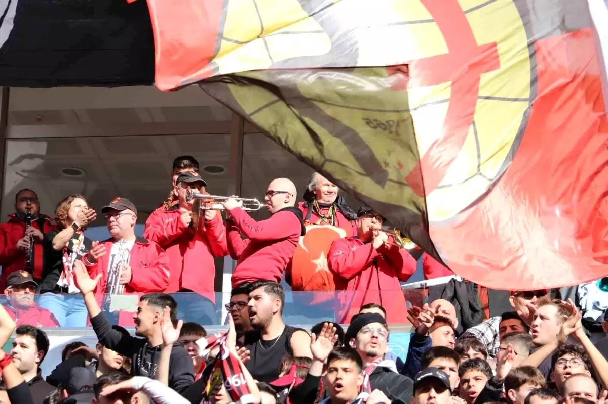 Eskişehirspor tribünlerinden, İspanya'ya selam