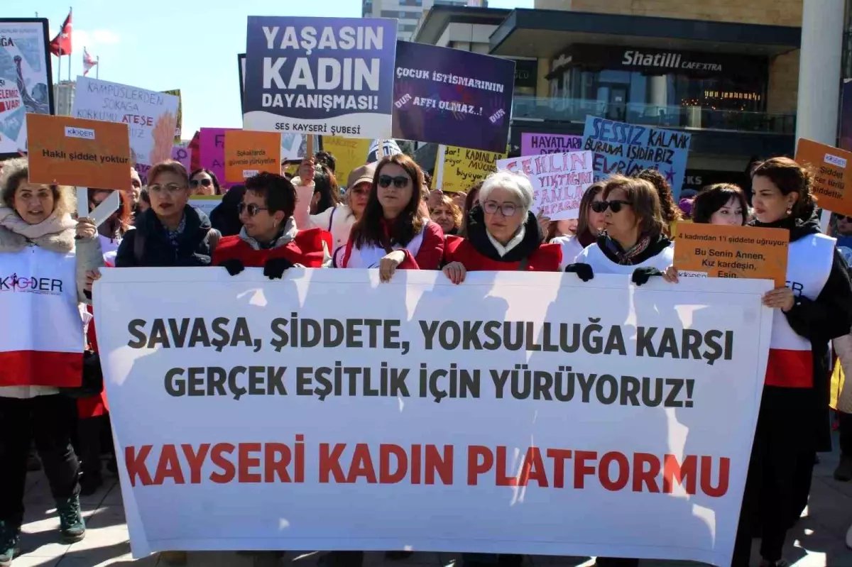 Kayseri'de kadınlar kadın hakları için yürüdü
