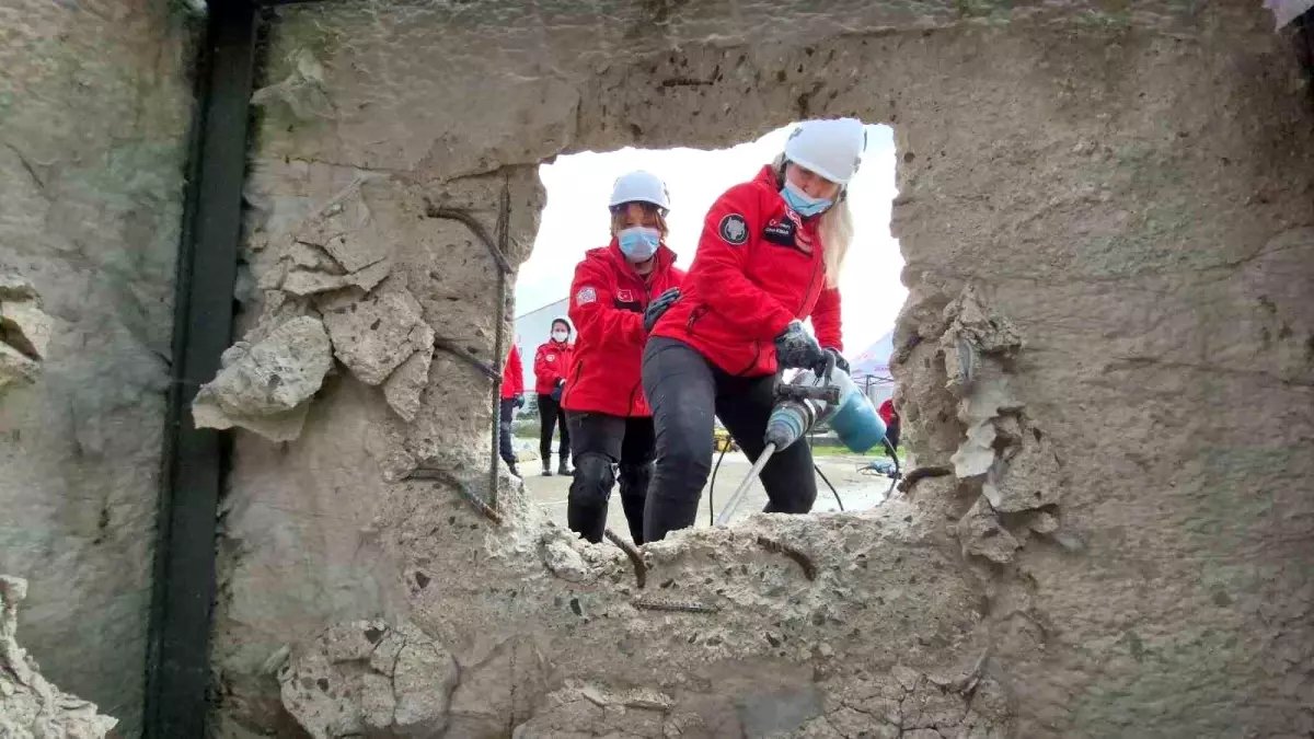 Hamileyken enkazda hayat kurtardı