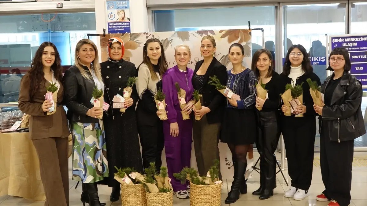 Trabzon'da kadın yolculara 8 Mart'ta fidan sürprizi