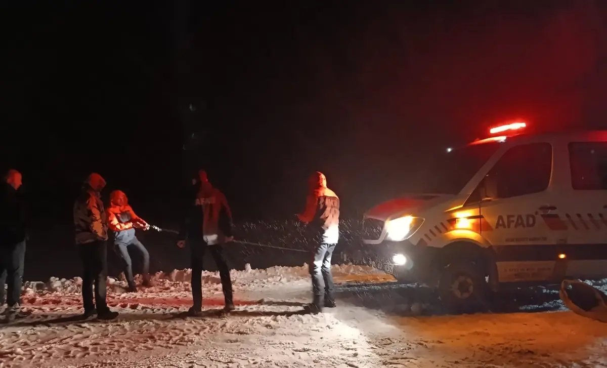 Tipide şarampole kayan araçtaki 4 kişi kurtarıldı