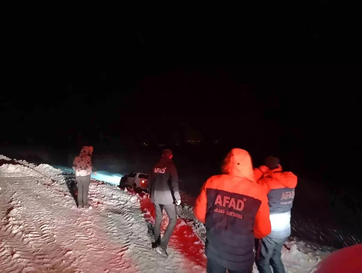 Ağrı'da tipi nedeniyle şarampole kayan araçtaki 2'si çocuk 4 kişi kurtarıldı