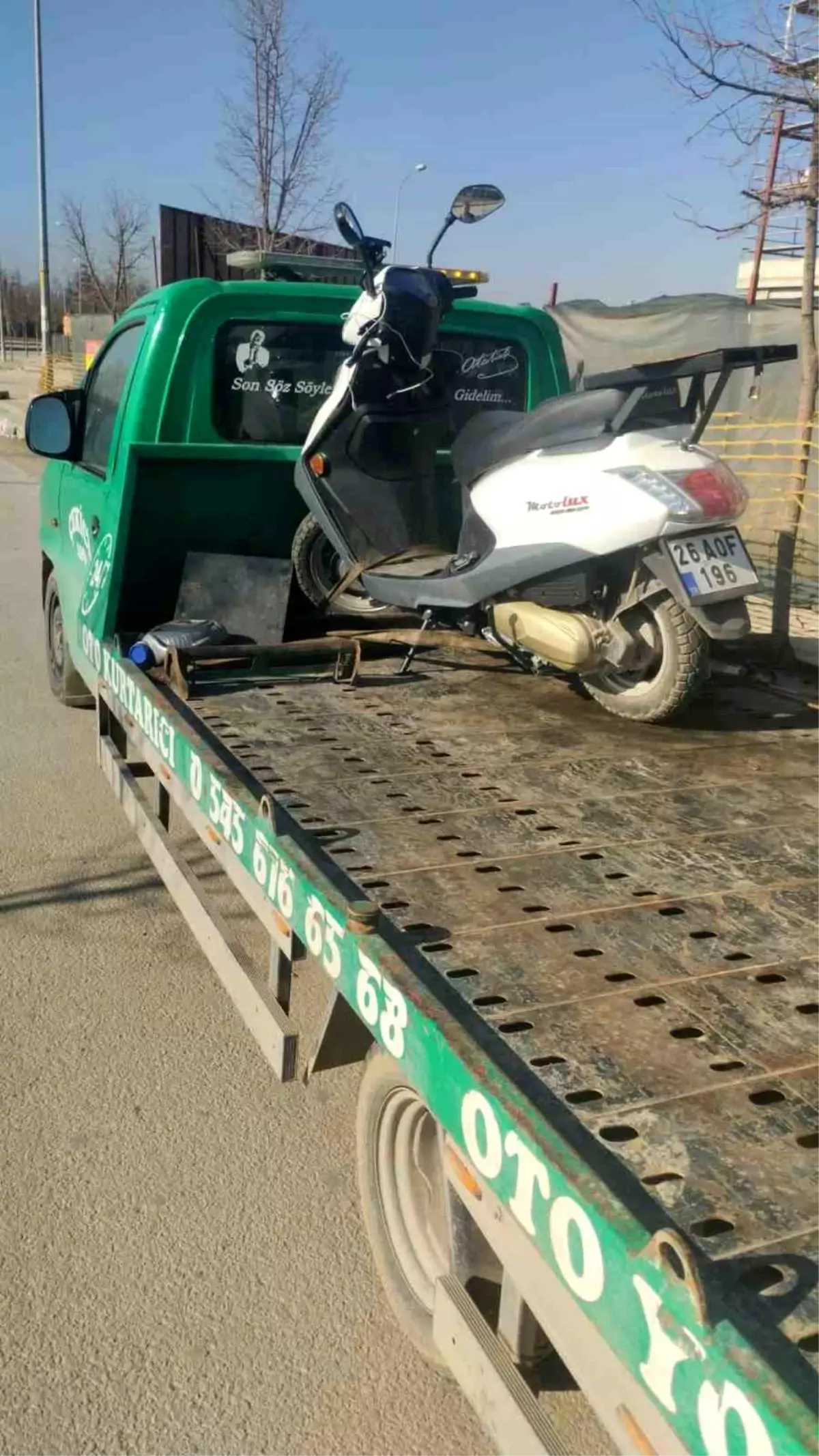Otomobille çarpışan motosikletli kurye yaralandı
