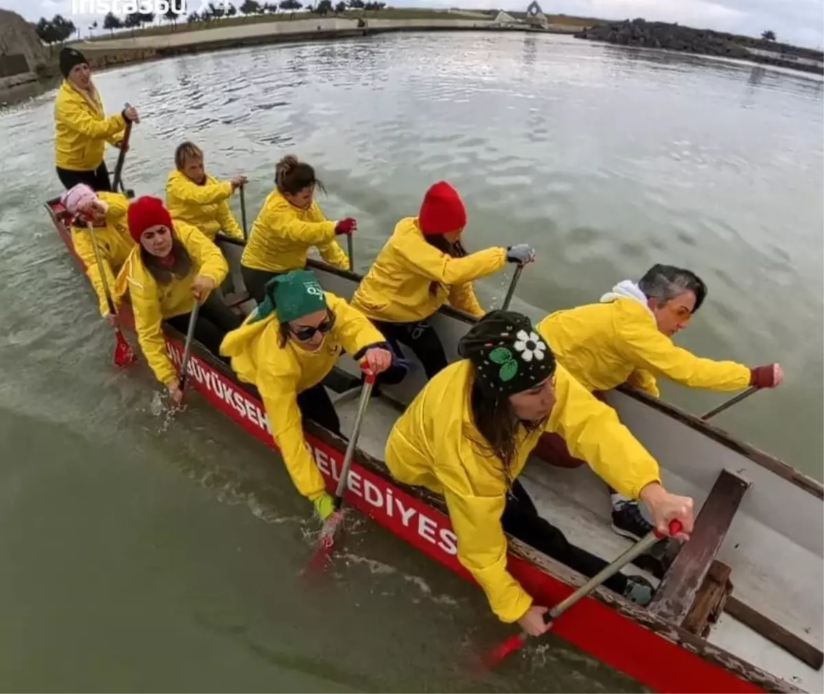 8 Mart'ta Karadeniz'in soğuk sularında kürek çektiler