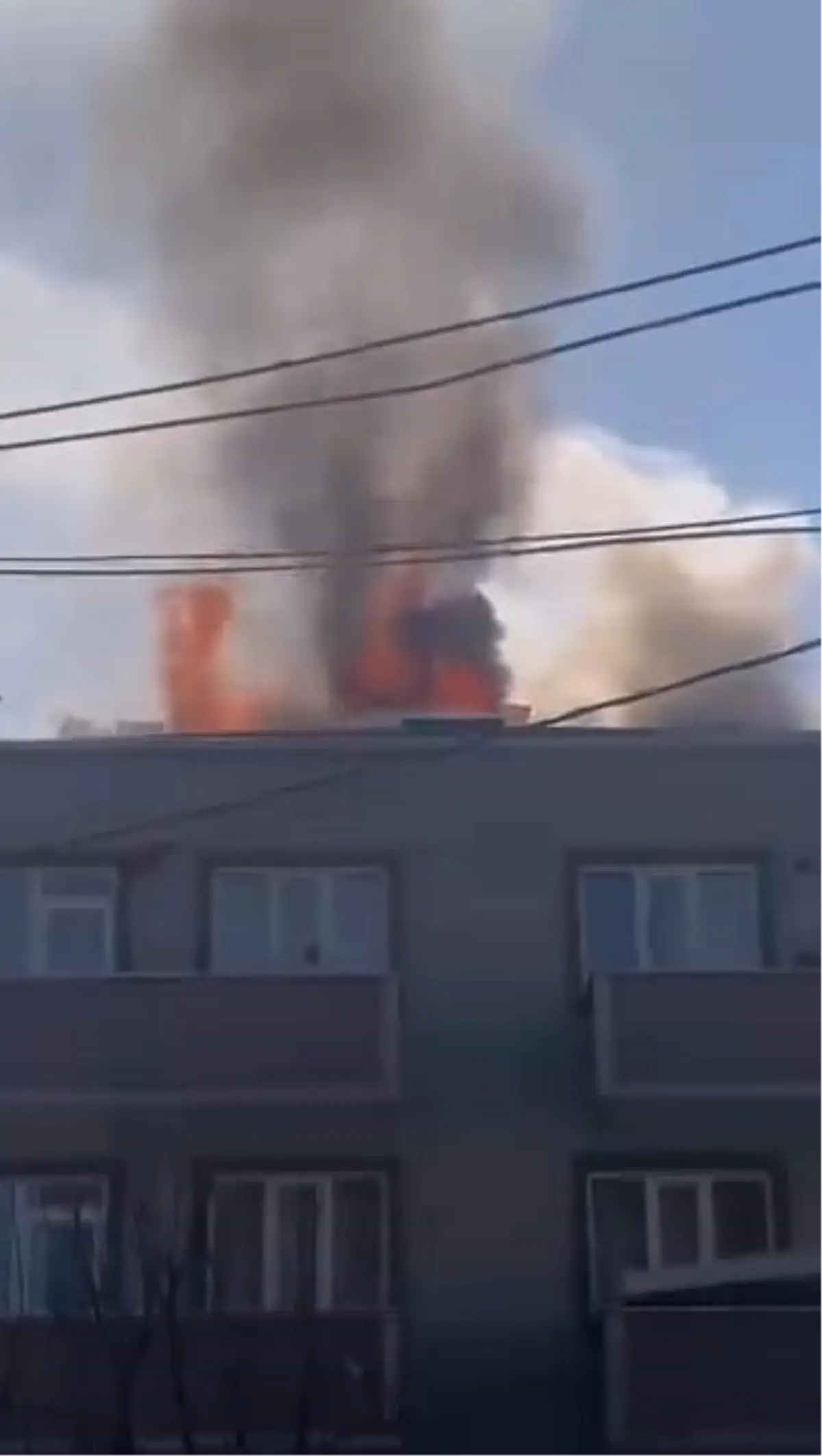 3 katlı apartmanın çatısı alev alev yandı