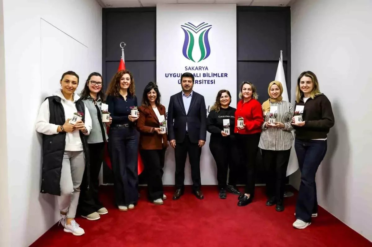 Rektör Sarıbıyık'tan kadın personele anlamlı kutlama