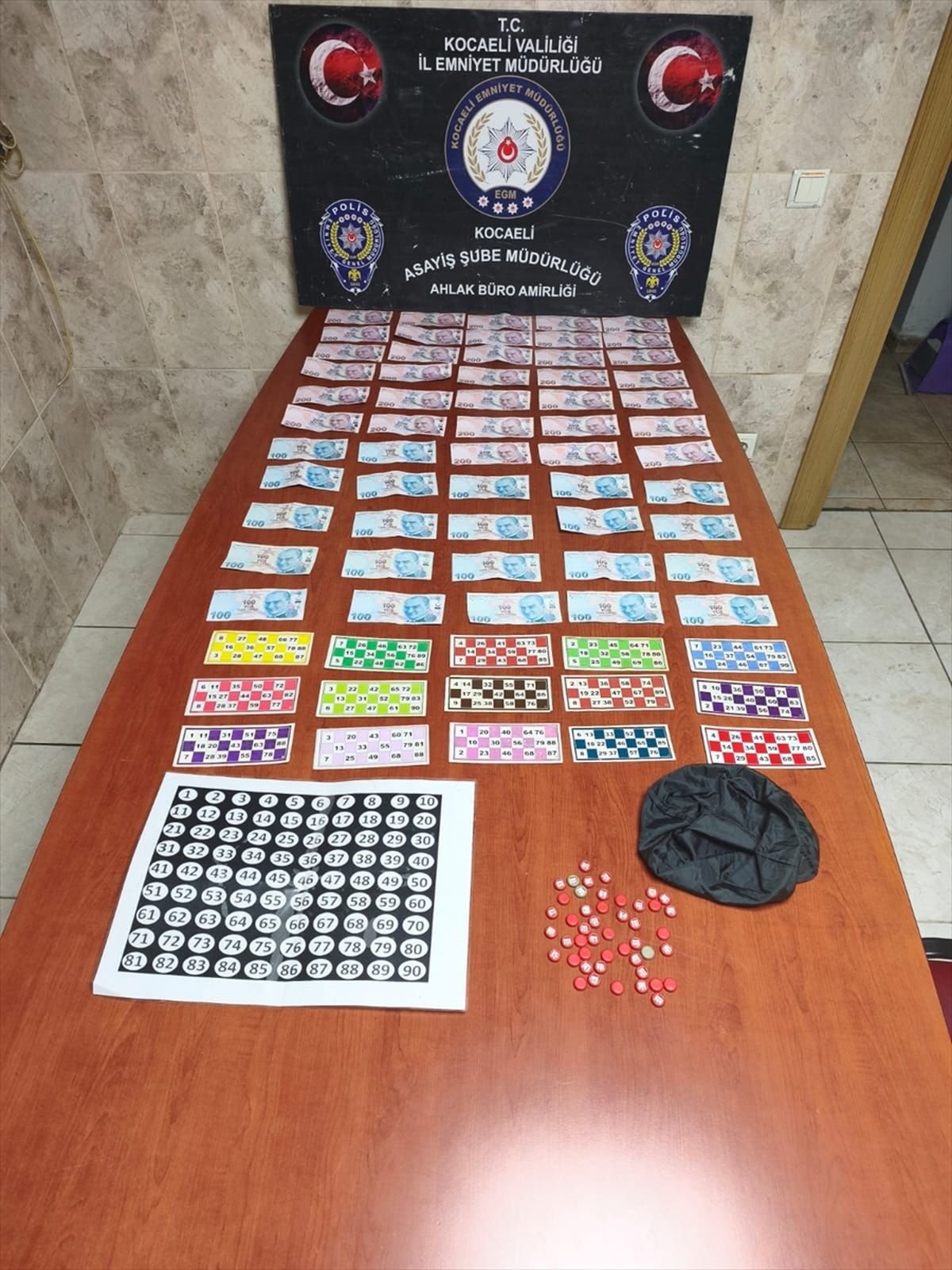 Kocaeli'de kumar oynadığı tespit edilen 6 kişiye 69 bin 624 lira ceza uygulandı