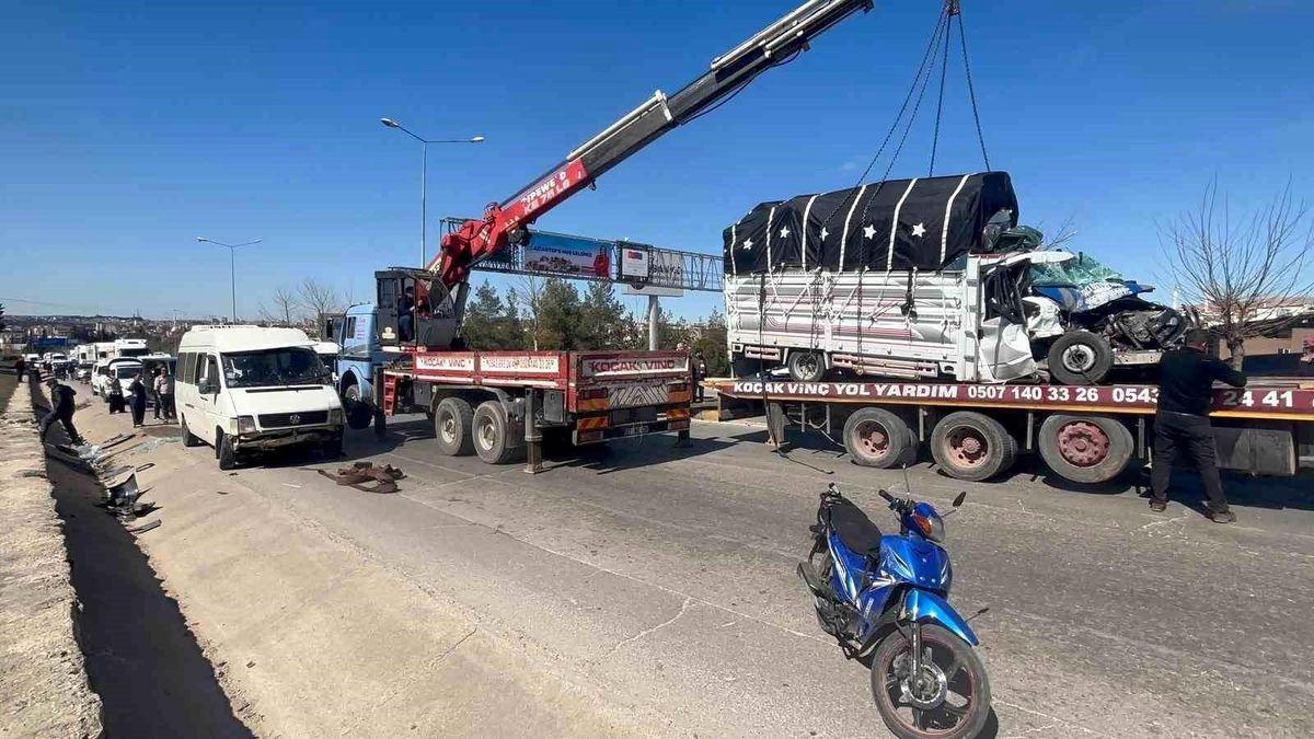Gaziantep'te minibüs ile kamyonet çarpıştı: 4 yaralı