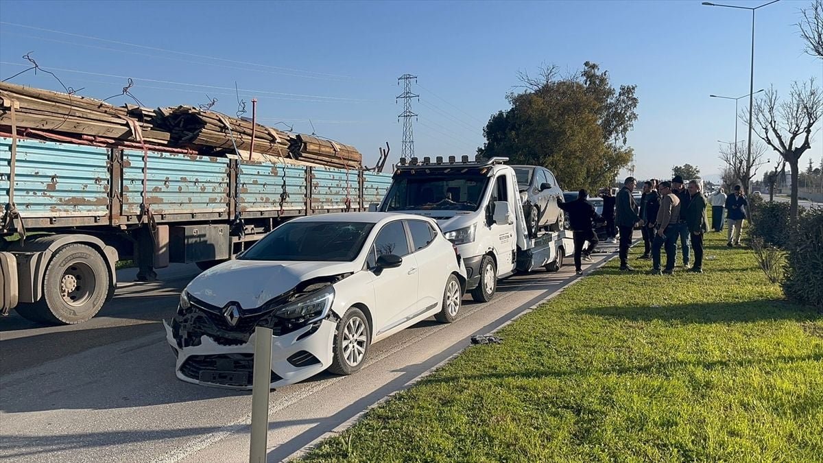 Hatay'da zincirleme trafik kazasında 5 araçta hasar oluştu