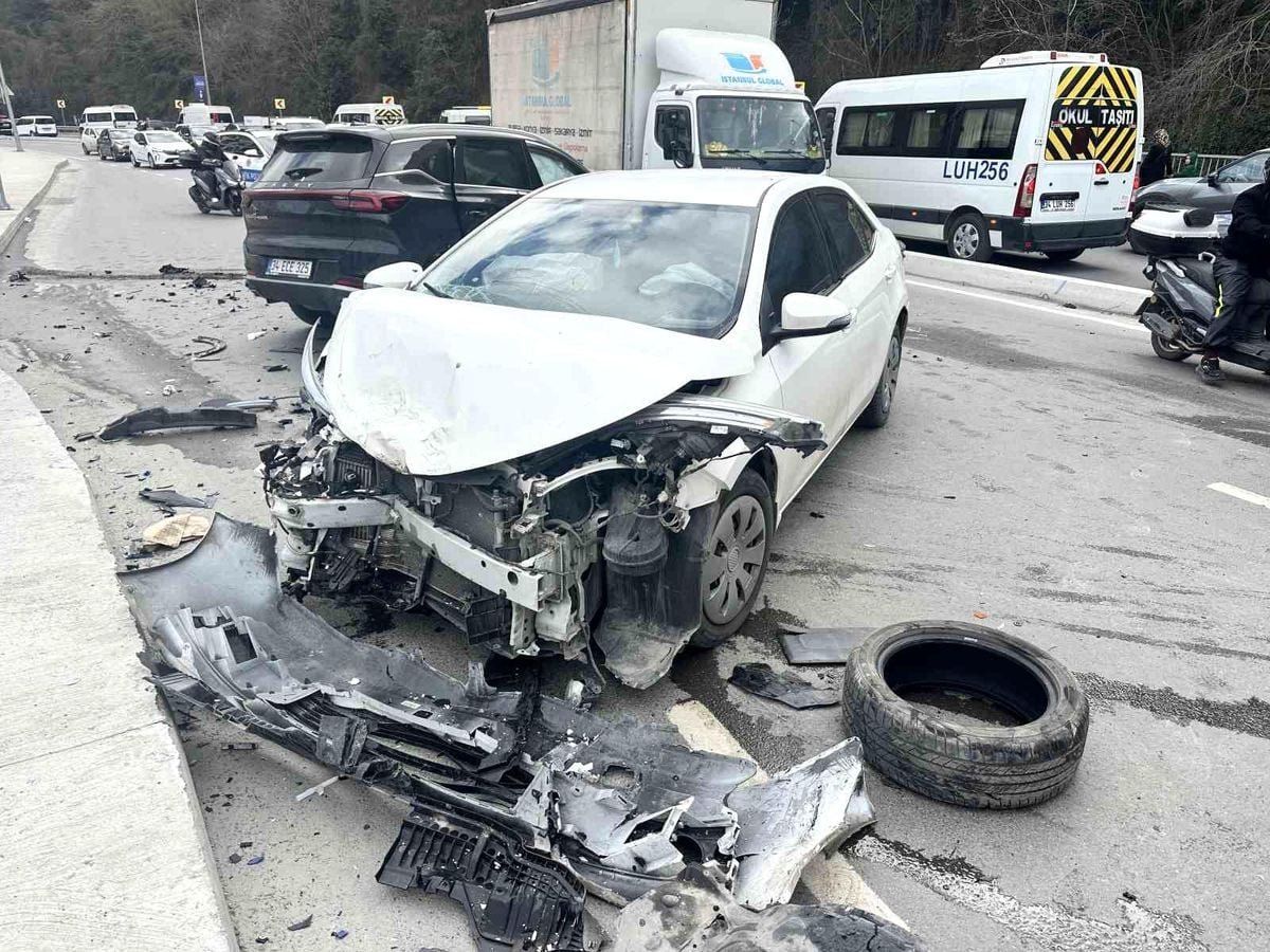 Sarıyer'de otomobil karşı şeride geçti, 4 araç birbirine girdi: 4 yaralı