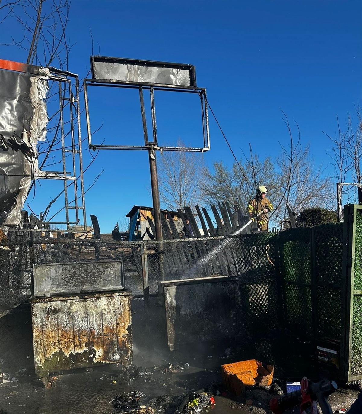 Karabük'te çöp konteynerinde çıkan yangın söndürüldü