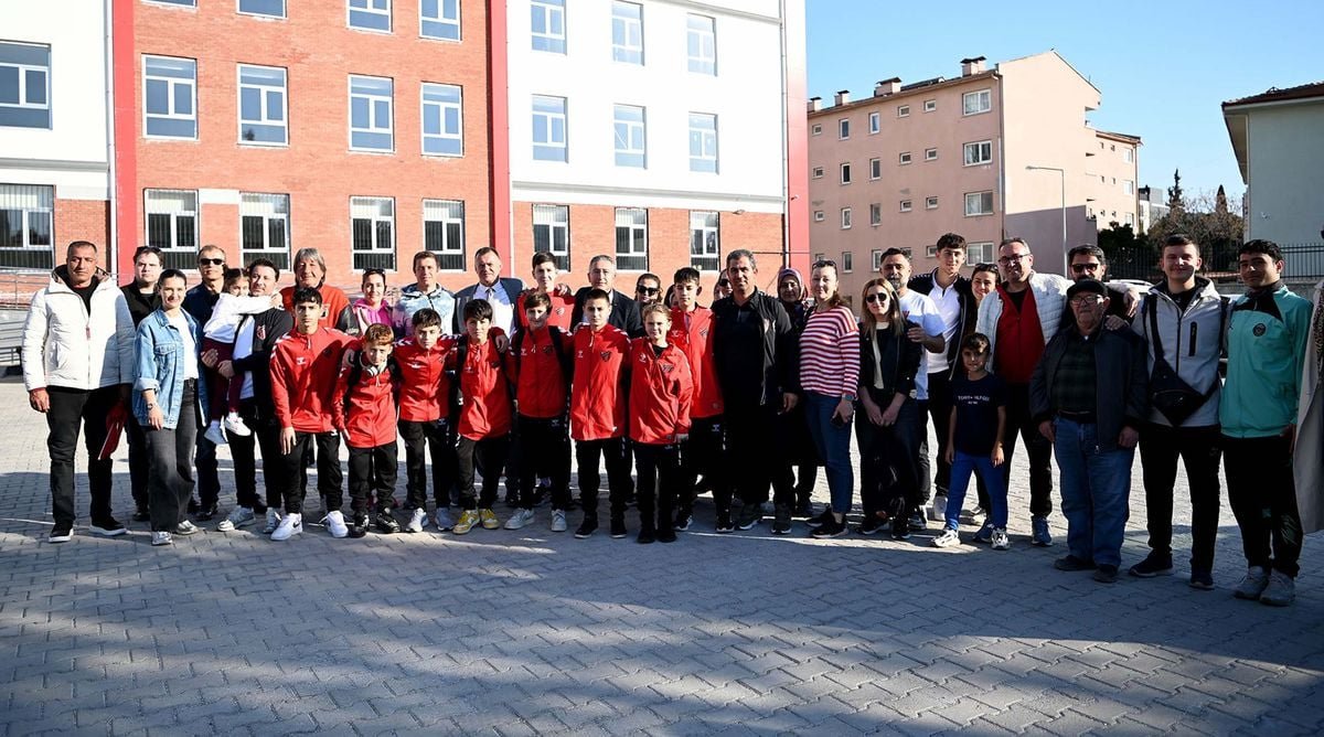 Katar'da mahsur kalan Türk sporcular, 26 saatlik yolculuğun ardından Kuşadası'na geldi