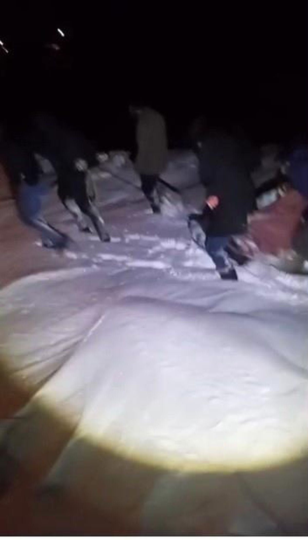 Kars'ta 85 yaşındaki hasta leğenle taşınarak ambulansa ulaştırıldı