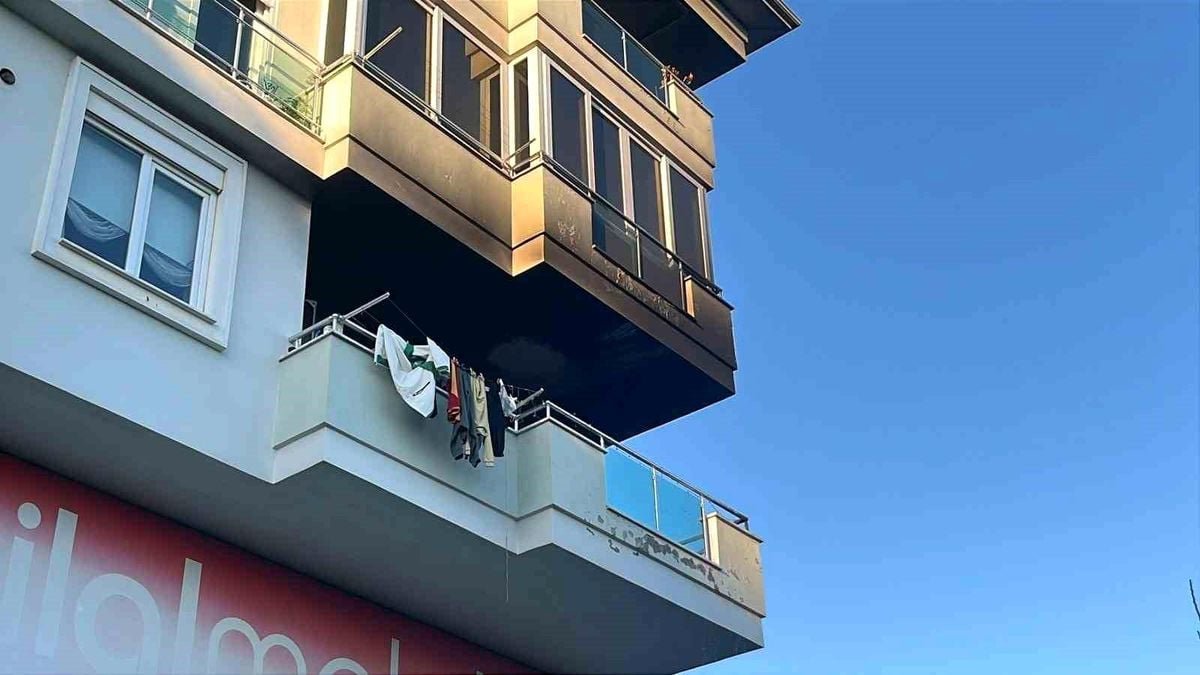 Alanya'da apartman balkonunda çıkan yangın korkuttu
