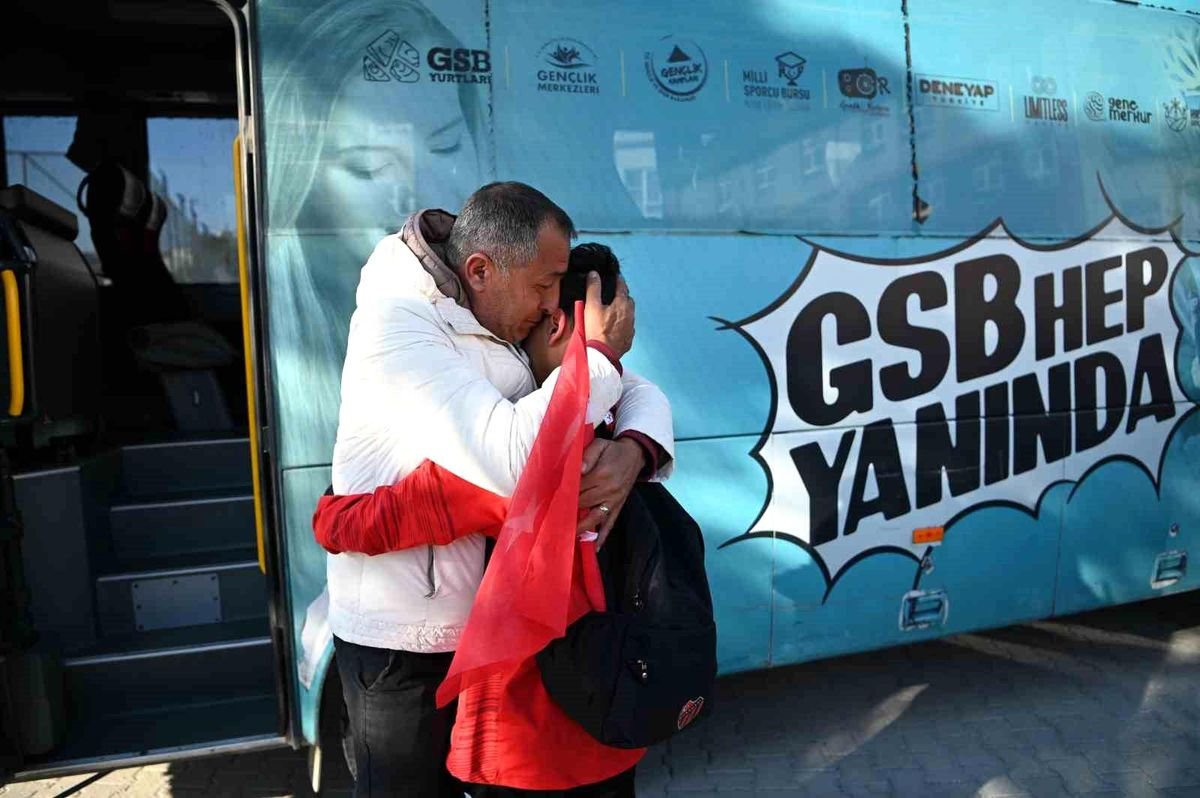 Katar'da mahsur kalan Türk sporcular memleketine döndü