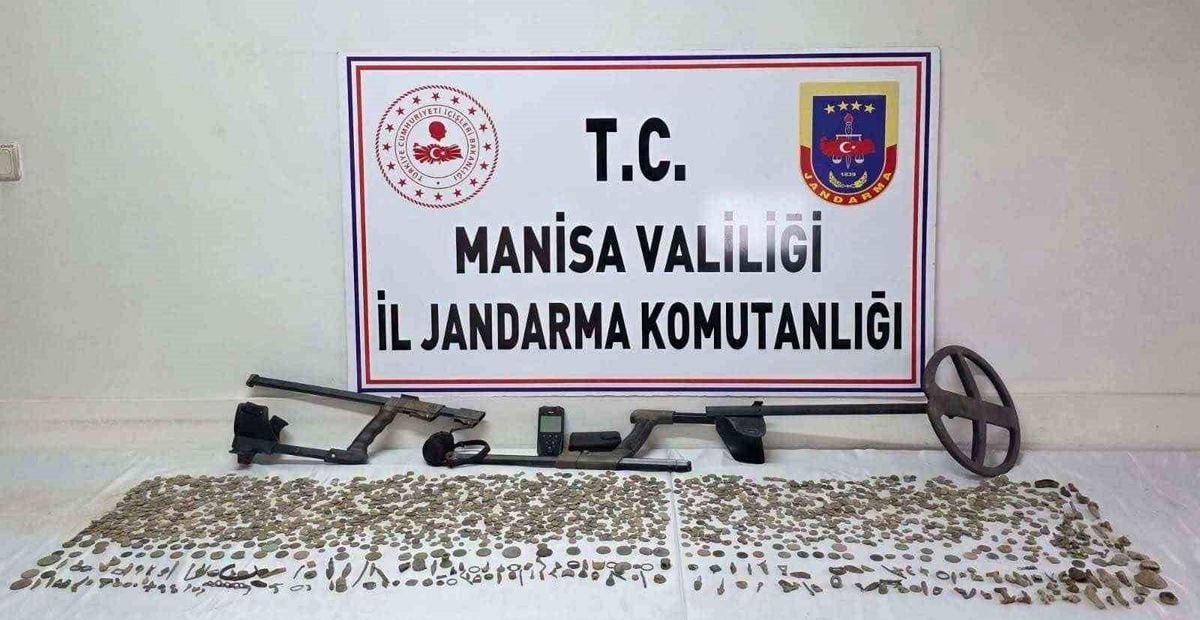 Manisa'da 2 bin 580 sikke ve 235 tarihi obje ele geçirildi