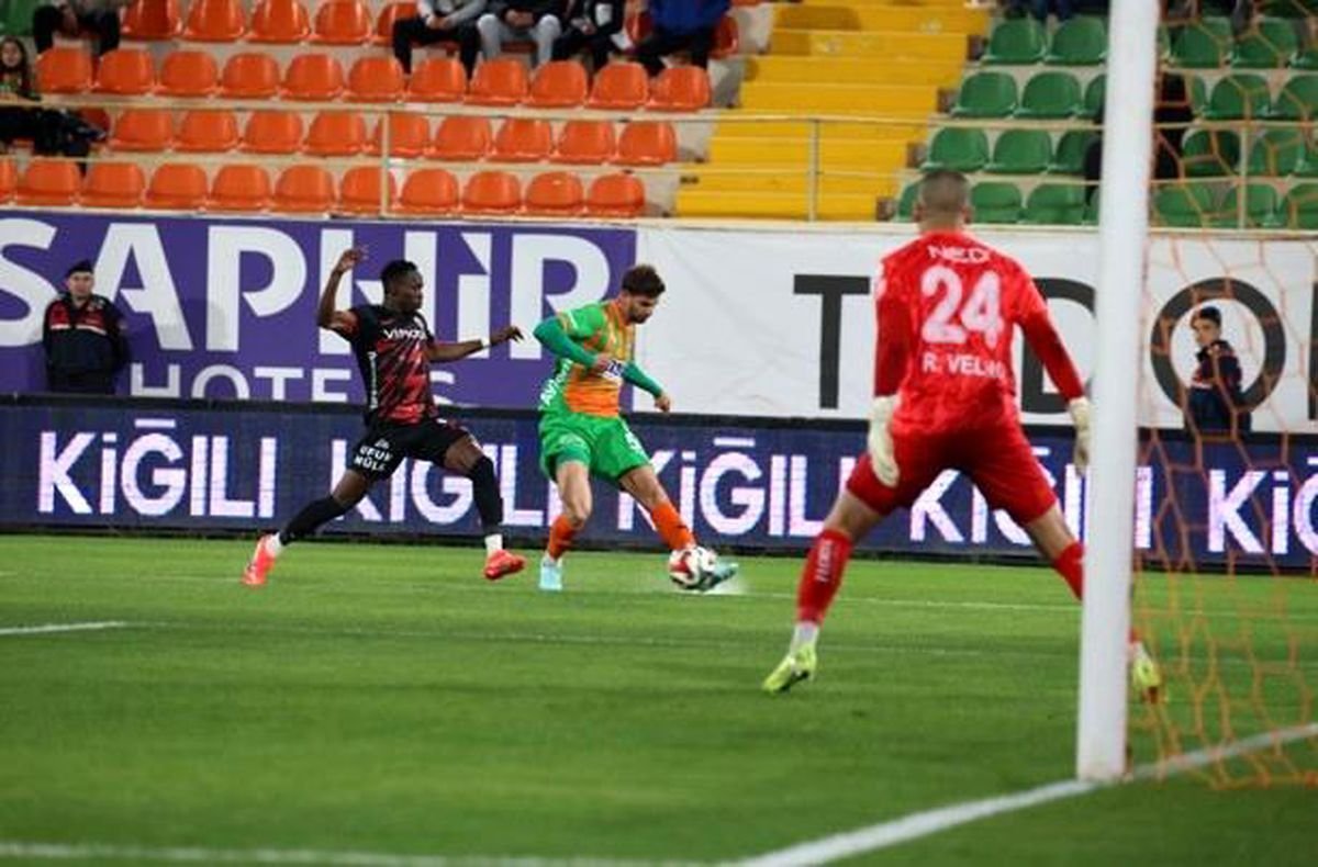 Trendyol Süper Lig: Corendon Alanyaspor: 0 Gençlerbirliği: 0 (İlk yarı)