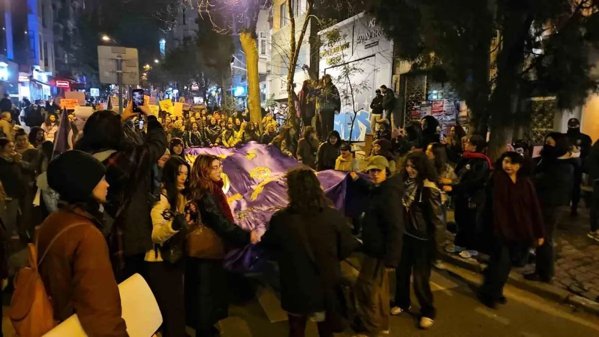 Beyoğlu'nda yasak dinlemeyen 5 gösterici gözaltına alındı