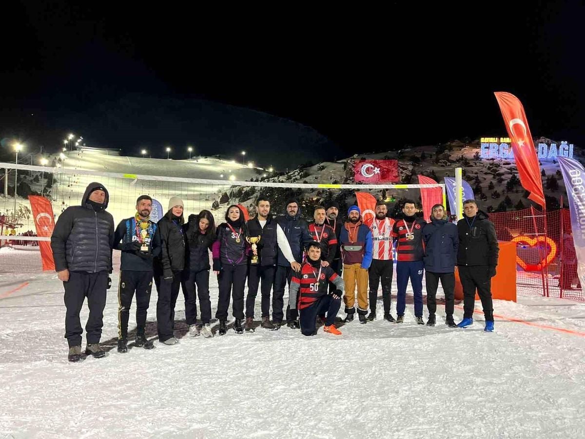 Ergan Dağı'nda kurumlar arası kar voleybolu turnuvası tamamlandı