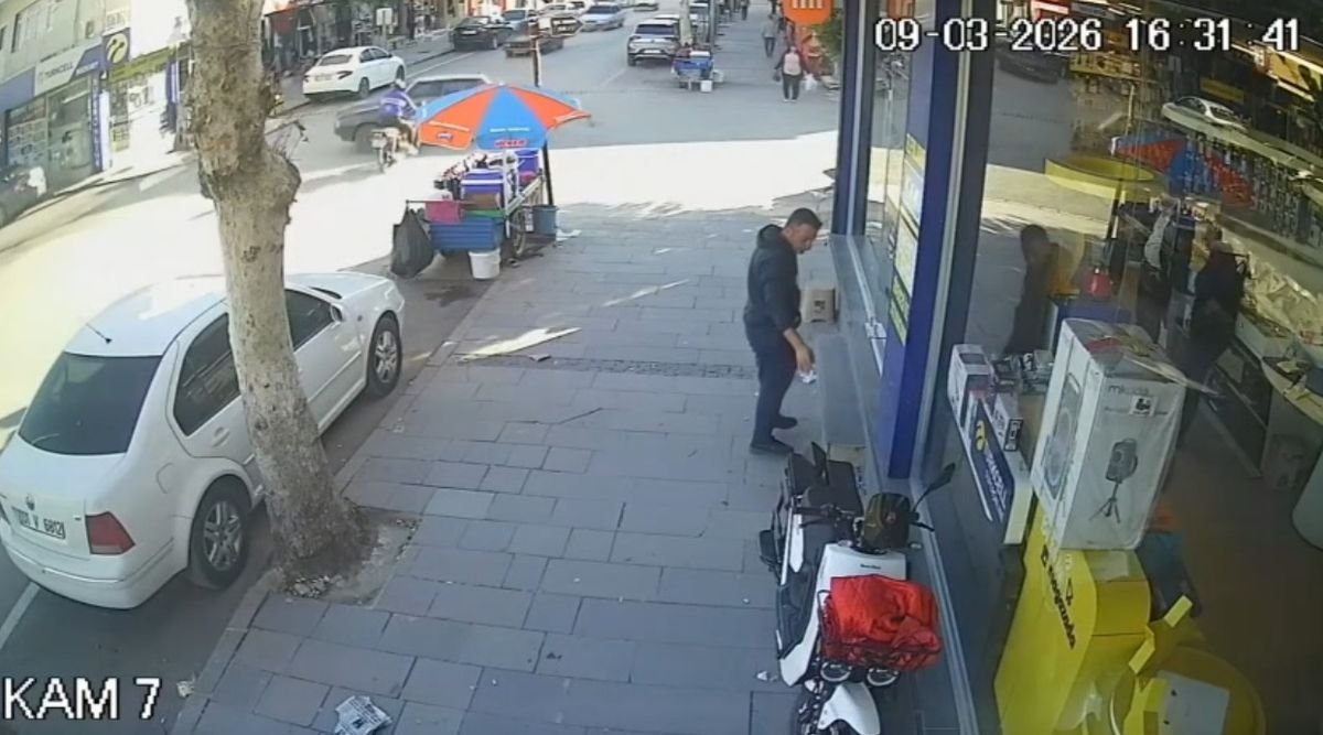 Otomobil ile motosikletin çarpıştığı kaza kamerada: 1 yaralı