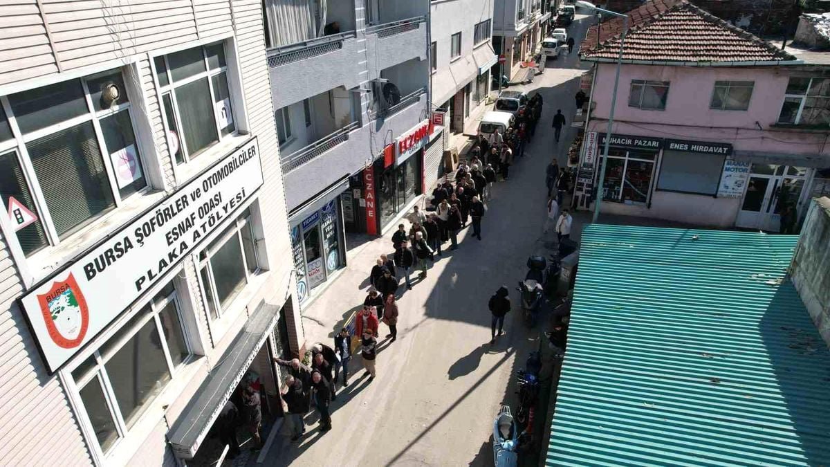 Bursa'da APP plaka izdihamı...Kuyruk sokaklara taştı