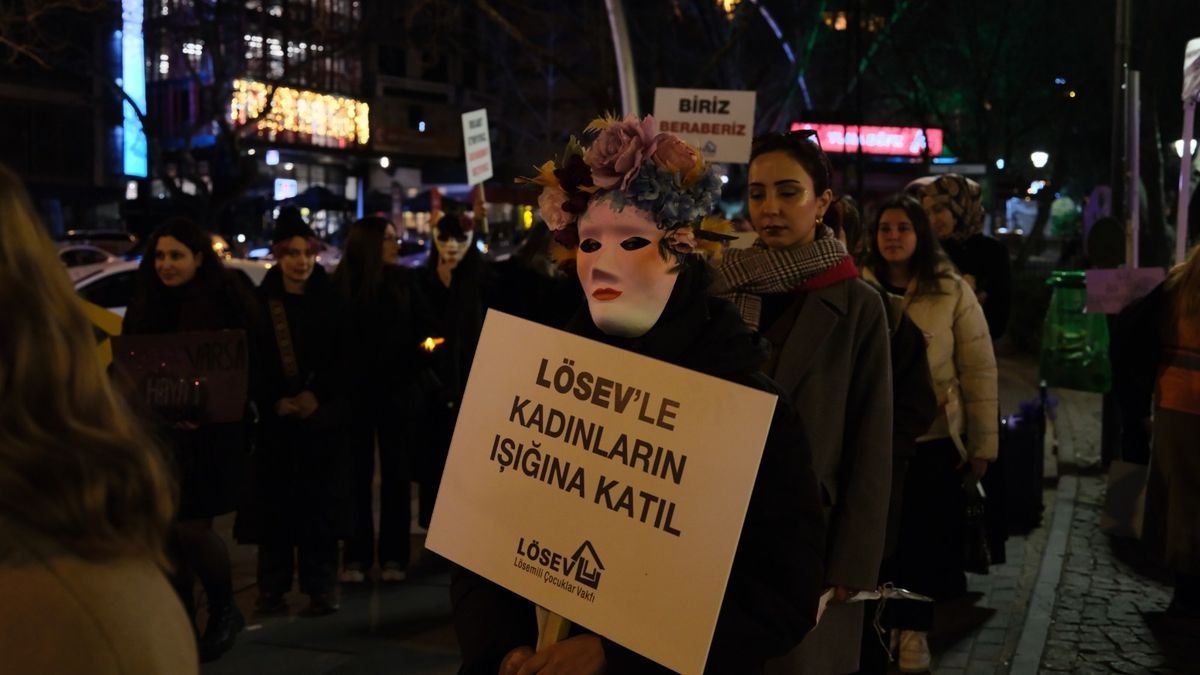 LÖSEV'den Kuğulu Park'ta '8 Mart' kutlaması